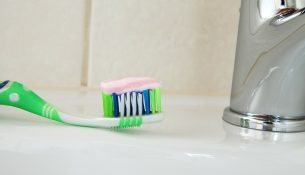 Tandpastavlekken verwijderen uit kleding